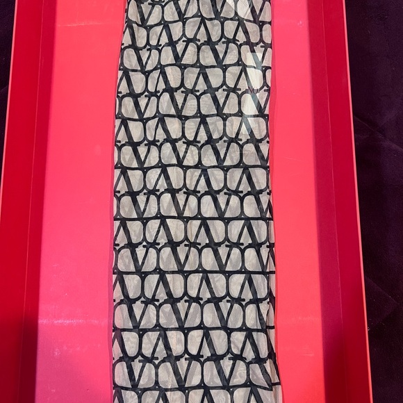 Valentino Garavani Geometric Patterned Hosiery in Black and Cream - Picture 2 of 7